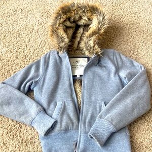 Don’t understand this double zipper? May be broken?Can’t get it to zip properly